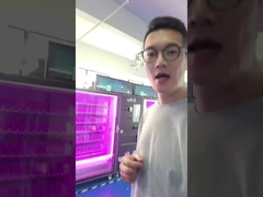 due in un grande distributore automatico combo