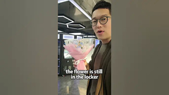 Vendita di fiori freschi. Suggerimento, il prezzo dei fiori vecchi scontato automaticamente.