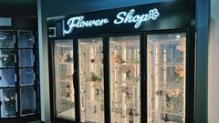 Automazione per fiori freschi, armadietto trasparente nel frigorifero.