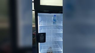 Frigo intelligente AI nel magazzino degli Stati Uniti