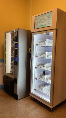 La gru a benna N della frutta fresca dell'uovo va distributore automatico astuto del frigorifero con il lettore di schede