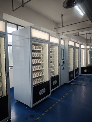 Macchina per vendere snack alimentari dotata di grande schermo tattile e scatola luminosa montata in cima per una maggiore visibilità e prestazioni di vendita